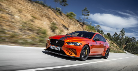 Jaguar XE SV Project 8 orange travelling avant gauche