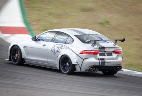 Jaguar XE SV Project 8 TRack Pack gris action arrière gauche sur piste