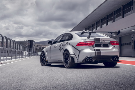 Jaguar XE SV Project 8 TRack Pack gris statique aerrière gauche