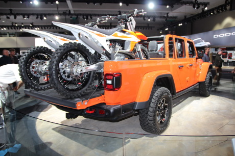 Jeep Gladiator vue arriÚre rouge