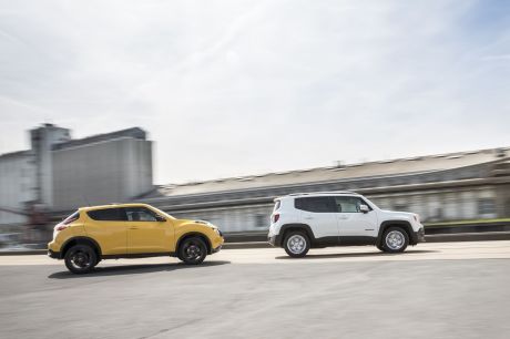 vue laterale des jeep renegade et nissan juke