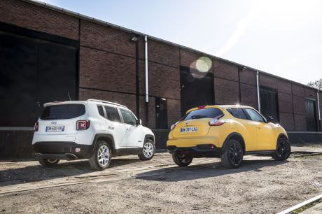 vue arrière des jeep renegade et nissan juke