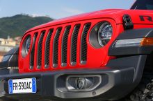 Le Wrangler génération IV reprend le format carré qui a fait la gloire de Jeep. Il a juste consenti à courber un peu sa célÃÅ¡bre calandre, afin de moins percuter l'air et réduire sa consommation.