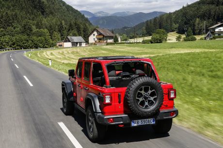 Quand il enlÃÅ¡ve le haut, le Wrangler, ici en version 5 portes, révÃÅ¡le l'arceau-cage qui ceinture son toit. Sa ligne en souffre, mais le bénéfice est double : rigidité du châssis, sécurité en cas de retournement.