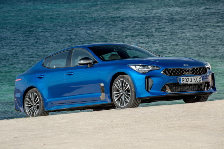 Kia Stinger bleu avant droit