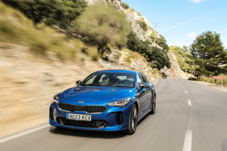Kia Stinger face en roulant