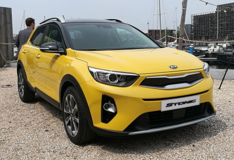 futur Kia Stonic SUV vue avant jaune