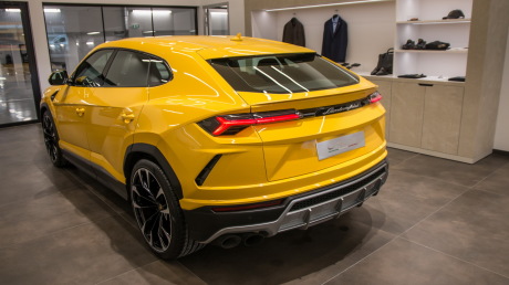 lamborghini urus jaune vue arrière