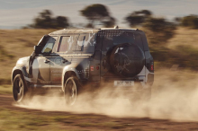 Land Rover Defender 2020 vue arrière camouflé au Kenya