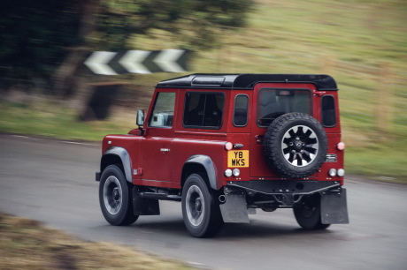 Land Rover Defender Works rouge