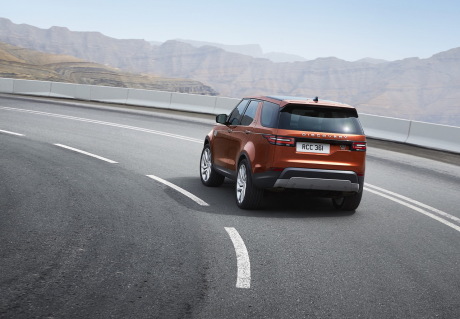 Land Rover Discovery 2017 vue arrière sur la route