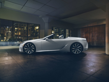 Lexus LC Cabriolet vue de profil blanc