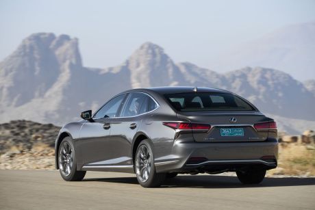 Porte-à-faux arrière très court et toit bas (1,45 m) sont en accord avec le dessin de la face avant : ils renforcent l'allure dynamique de la nouvelle Lexus LS.