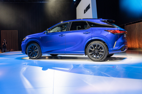The new RX is no longer than the old one and is still 4.89 m long. On the other hand, the wheelbase increases by 6 cm.