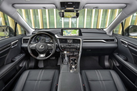 Beaux matériaux, belle finition, écran 12,3'' à partir de la finition Luxe, sellerie cuir de série : le Lexus RX 450hL appartient bien au club des grands SUV de luxe. Mais n'atteint pas le niveau de ses rivaux allemands : pas d'instrumentation digitale ni de suspension pneumatique.