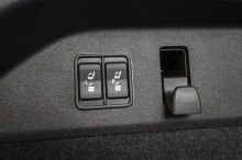 Le volume de coffre n'est pas le premier talent du Lexus RX : 539 l. Sa version longue fait mieux (591 l), et sait présenter une aire de chargement plane quand les sièges de 2e et 3e rang sont rabattus.