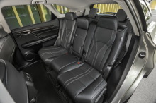 Seuls des enfants en bas âge peuvent voyager au 3e rang : faible garde au toit, place restreinte pour les genoux, pieds glissés sous les sièges du 2e rang, aucune visibilité latérale. Vu la taille du Lexus RX 450hL, c'est décevant.