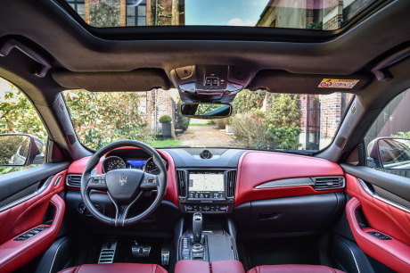 Maserati Levante S gris planche de bord