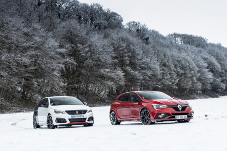 Renault Mégane RS rouge flamme et Peugeot 308 GTi coupe franche statique avant sous la neige