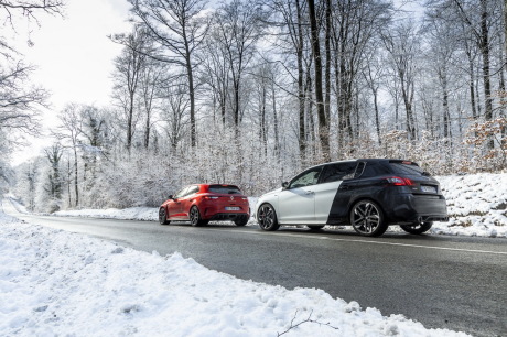 Renault Mégane RS rouge flamme et Peugeot 308 GTi coupe franche statique arriÃÅ¡re