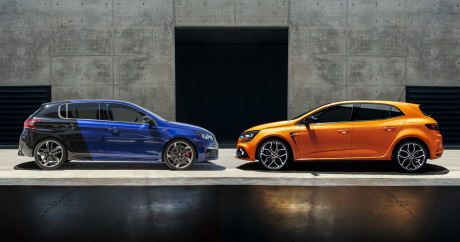 Peugeot 308 GTi coupe franche face à la Mégane RS orange