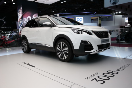 Match Peugeot 3008 hybride au Mondial de Paris vue avant droite