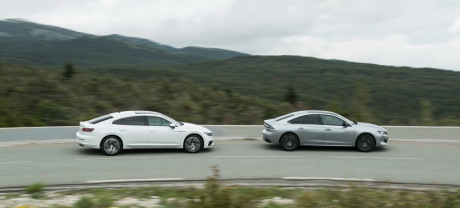 Peugeot 508 vs Volkswagen Arteon action de profil