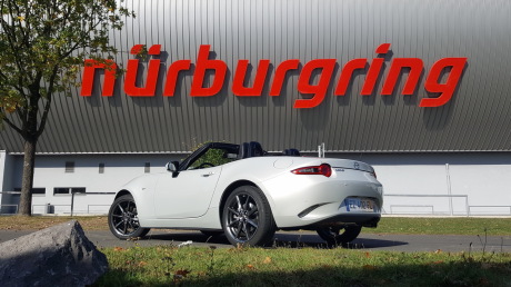 Mazda MX-5 2019 blanche essai au NÃÆÃâÃâŠÃ¢â¬â¢rburgring statique arriÃÆÃâÃâŠÃ¡re gauche