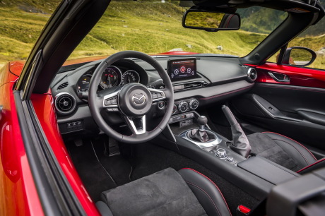 La MX-5 type ND a cÃÆÃâÃâ ââ¬â¢ÃÆÃ¢â¬Å¡ÃâédÃÆÃâÃâ ââ¬â¢ÃÆÃ¢â¬Å¡Ãâé ÃÆÃâÃâ ââ¬â¢ la modernitÃÆÃâÃâ ââ¬â¢ÃÆÃ¢â¬Å¡Ãâé avec la pose d'un ÃÆÃâÃâ ââ¬â¢ÃÆÃ¢â¬Å¡Ãâécran en tÃÆÃâÃâ ââ¬â¢ÃÆÃ¢â¬Å¡Ãâête de planche de bord. Pas d'ÃÆÃâÃâ ââ¬â¢ÃÆÃ¢â¬Å¡Ãâévolution de la prÃÆÃâÃâ ââ¬â¢ÃÆÃ¢â¬Å¡Ãâésentation sur le modÃÆÃâÃâ ââ¬â¢ÃÆÃ¢â¬Å Ãâále millÃÆÃâÃâ ââ¬â¢ÃÆÃ¢â¬Å¡ÃâésimÃÆÃâÃâ ââ¬â¢ÃÆÃ¢â¬Å¡Ãâé 2019.