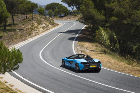Mclaren 570S Curacao blue arrière gauche en virage