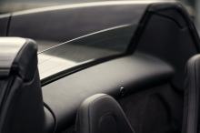 Ces siÃÆÃ
¡ges carbone Racing sont l̮̩gers et d'un seul tenant : il n'y a pas de r̮̩glage d'inclinaison du dossier mais on fait vraiment corps avec la voiture.