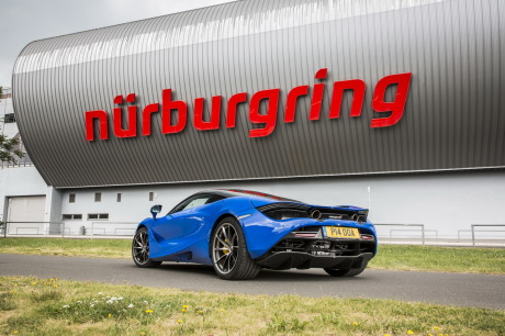 McLaren 720S bleue devant le panneau Nurburgring