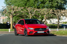 Mercedes Classe A compacte cinq-portes rouge