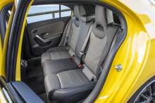 Les bagages aussi : 370 l de volume de coffre, c'est 30 l de plus que sur l'ancienne AMG A 45. L'AMG A 35 peut ainsi embarquer une petite famille, valises comprises, et l'emmener loin.