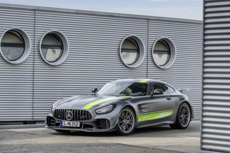 Mercedes-AMG GT R Pro vue avant gris avec des bandes vertes