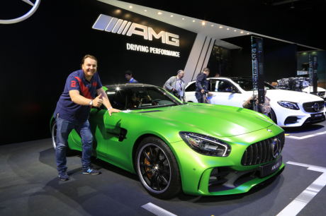 Un fan ravi de découvrir l'AMG GT R au Mondial de l'automobile. Mais savait-il qu'il faudrait débourser près de 180 000 € pour repartir avec ?