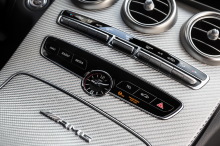 Comme d'habitude dans les AMG, une montre aux couleurs du cÃÆÃâÃâ ââ¬â¢ÃÆÃ¢â¬Å¡ÃâélÃÆÃâÃâ ââ¬â¢ÃÆÃ¢â¬Å Ãâábre horloger trÃÆÃâÃâ ââ¬â¢ÃÆÃ¢â¬Å ÃâŠÃ¢â¬Åne au milieu de la planche de bord de la C 63 S.