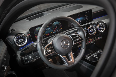 Mercedes Classe A 2018 vue habitacle compteur numérique