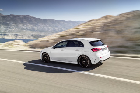 Mercedes Classe A 2018 blanc travelling arrière gauche