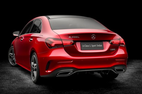 Mercedes Classe A Berline L 2018 rouge vue arrière