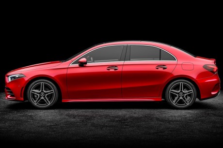 Mercedes Classe A Berline L 2018 rouge vue de profil