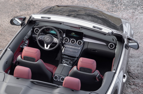 La Mercedes Classe C cabriolet dispose de quatre places.
