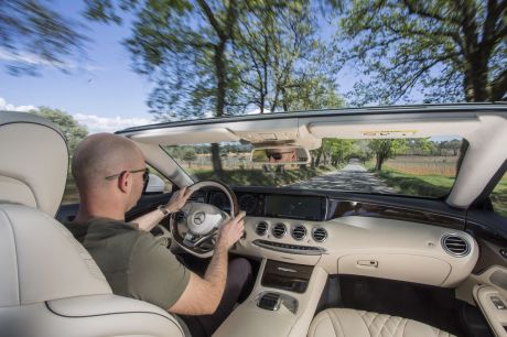 au volant de la Mercedes Classe S Cabriolet