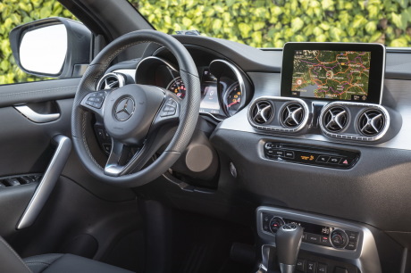 Il aurait pu, comme l'Alaskan, reprendre la planche de bord du Navara. Le Classe X s'est donné plus de peine : design 100 % Mercedes. Avec en prime un superbe placage alu (option à 122 €) ou bois (305 €). Mais le levier de sa boîte automatique sonne franchement utilitaire.