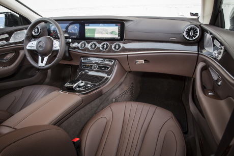 En finition AMG Line +, l'habitacle de la CLS se pare de cuir avec un choix entre cinq coloris. Les sièges climatisés viennent compléter la panoplie luxueuse et la finition soignée de cette Mercedes.