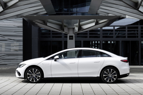 Mercedes EKE test: democratized electric luxury?