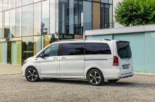 Le Mercedes EQV 300 à une longueur de 5,14 m, une version à empattement allongé d'un format de 5,34 m viendra par la suite compléter la gamme.