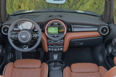 La planche de bord typique de la Mini ne bouge pas. L'écran de 6,5 pouces, les ports USB et le Bluetooth sont désormais en série sur toutes les versions. L'habitacle reçoit aussi de nouveaux matériaux pour le restylage.