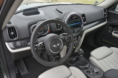 L'ambiance à bord de la Mini Countryman SE est identique à celle des autres versions, la finition est bien exécutée et le mobilier est sans grande surprise pour une Mini. L'habitabilité est appréciable.