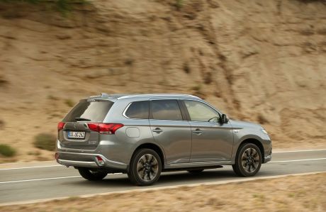 vue arrière mitsubishi outlander PHEV 2015